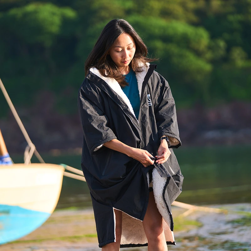 Robe Ink Samphire Weatherproof Changing Robe (Ink Black) | Sportpursuit.com